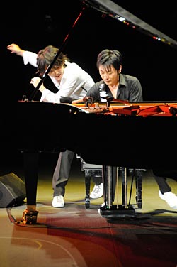 斎藤守也さん（写真右）と斎藤圭土さん（写真左）