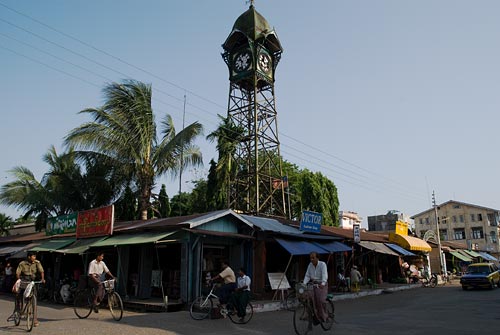 ビルマ（ミャンマー）の西、バングラデシュ国境が近いラカイン州の州都シットウェ（シットゥエ）の中心部に建つ時計塔。