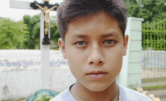 上ビルマ・マンダレー近郊にはバインジーと呼ばれる青や緑色の目をしたカトリック教徒暮らしている