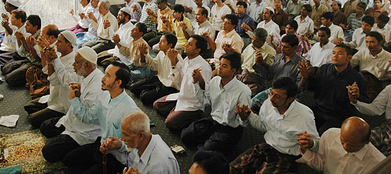 ビルマ最大都市ヤンゴンのシーア派のモスクで祈りを捧げるムスリム人たち