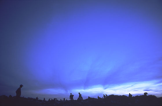 夜が明ける直前、ほんの束の間、空一面が真っ青に輝いたカンボジア