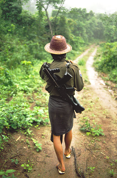 雨季の行軍　前を歩く兵士の担ぐ銃口が自分の方に向いている