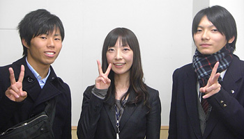 左から谷川さん、塾の職員、親友