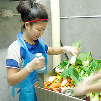 ペットフードの材料となる野菜や果物をミンチにする坂倉さん