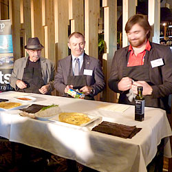 西オーストラリア州政府観光省キム・ヘイズ大臣が、巻き寿司作りに挑戦