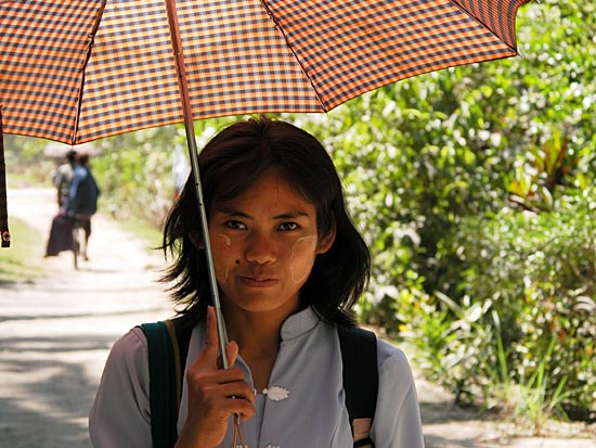 ビルマ（ミャンマー）の夏は暑い。雨傘も日傘代わりとなる陽の強さである。