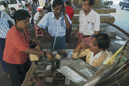 街の中では路上の電話屋が姿を消しつつある（ヤンゴン、2007年）