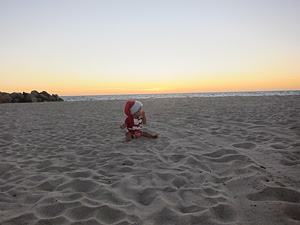 akiko kimura「Little Santa on the evening beach」